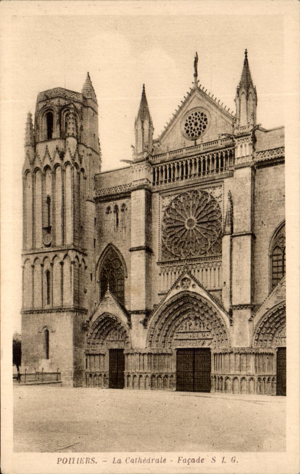 CPA Poitiers La Cathedrale Facade