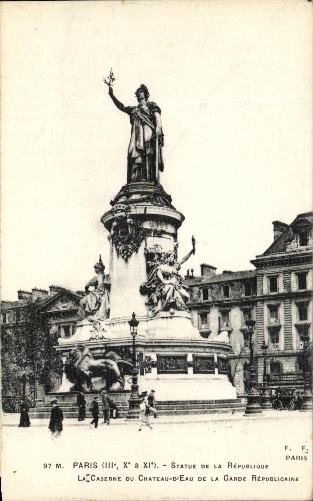 CPA Paris Statue De La Republique La Caserne du Chateau D'Eau de la Garde republicaine Lion