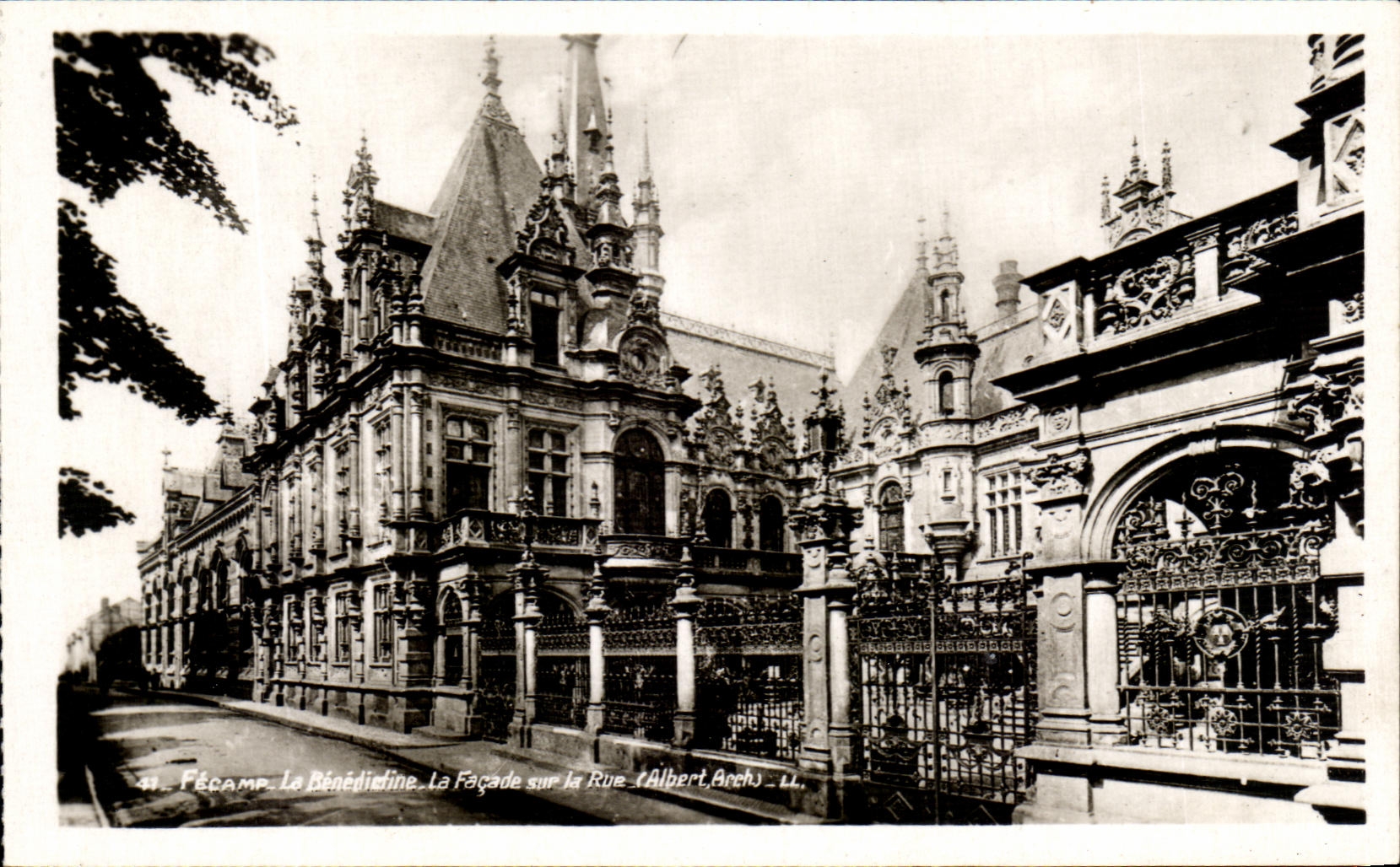 CPA Fecamp La facade sur la rue 