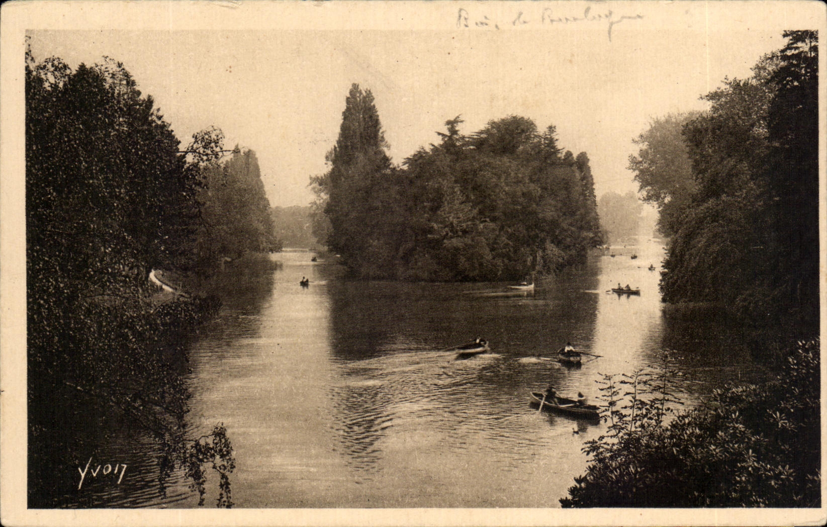 CPA Paris While Strolling the Lake of the Bois de Boulogne