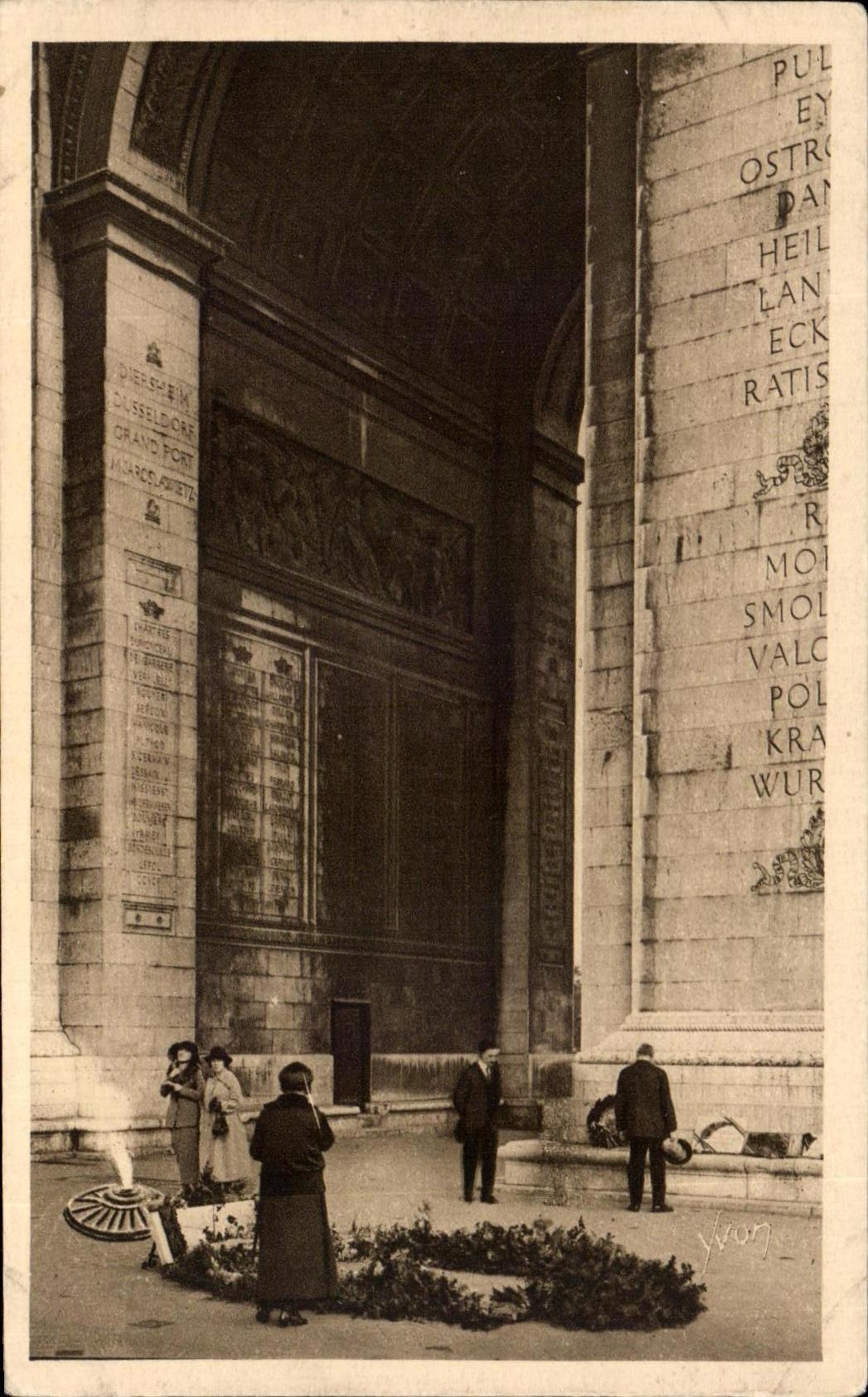 CPA Paris En Flanant Tombe du Soldat Inconnu Arc de TRiomphe
