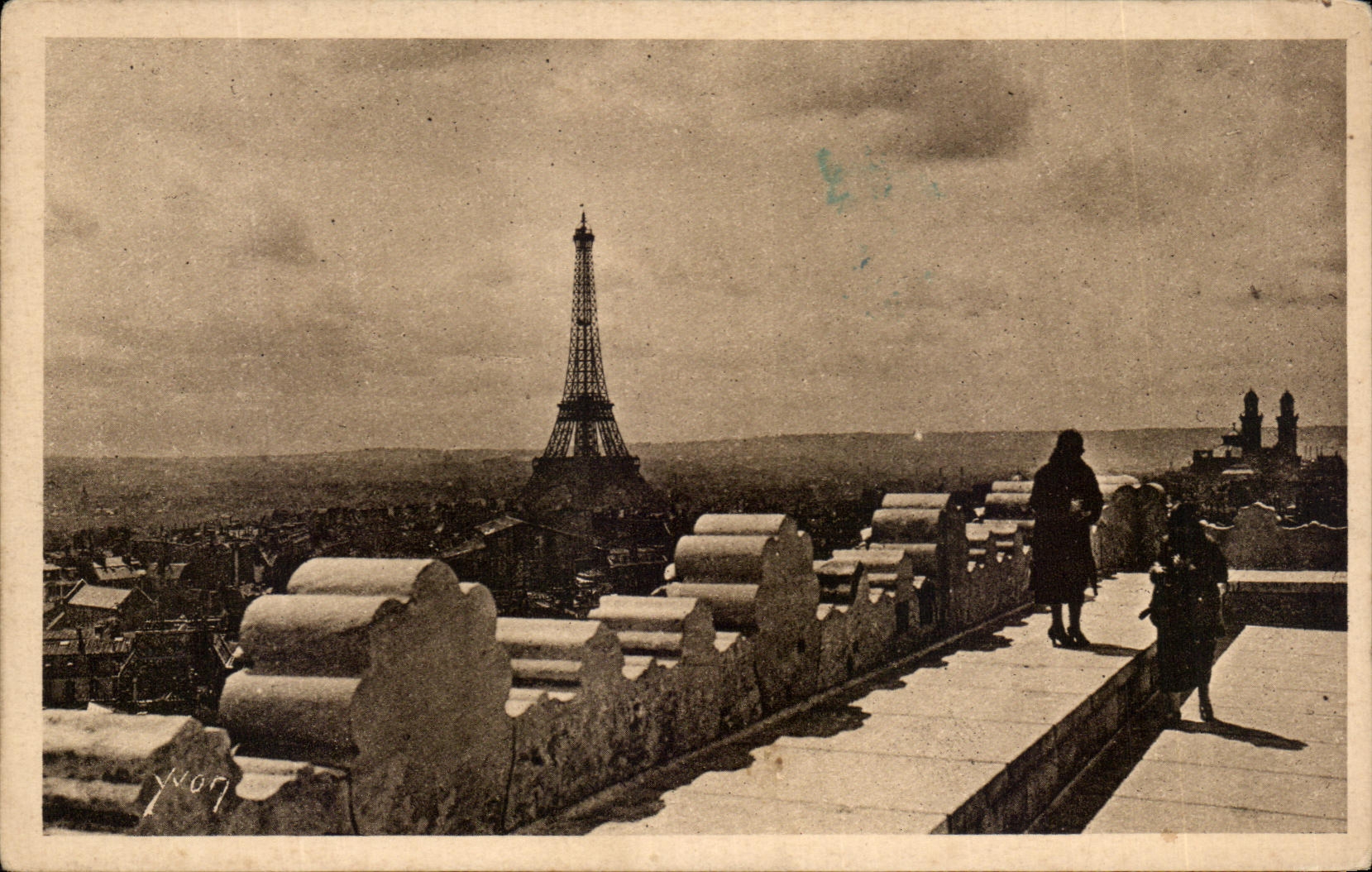 CPA Paris En Flanant La Plate forme de L'Arc de Triomphe Tour Eiffel