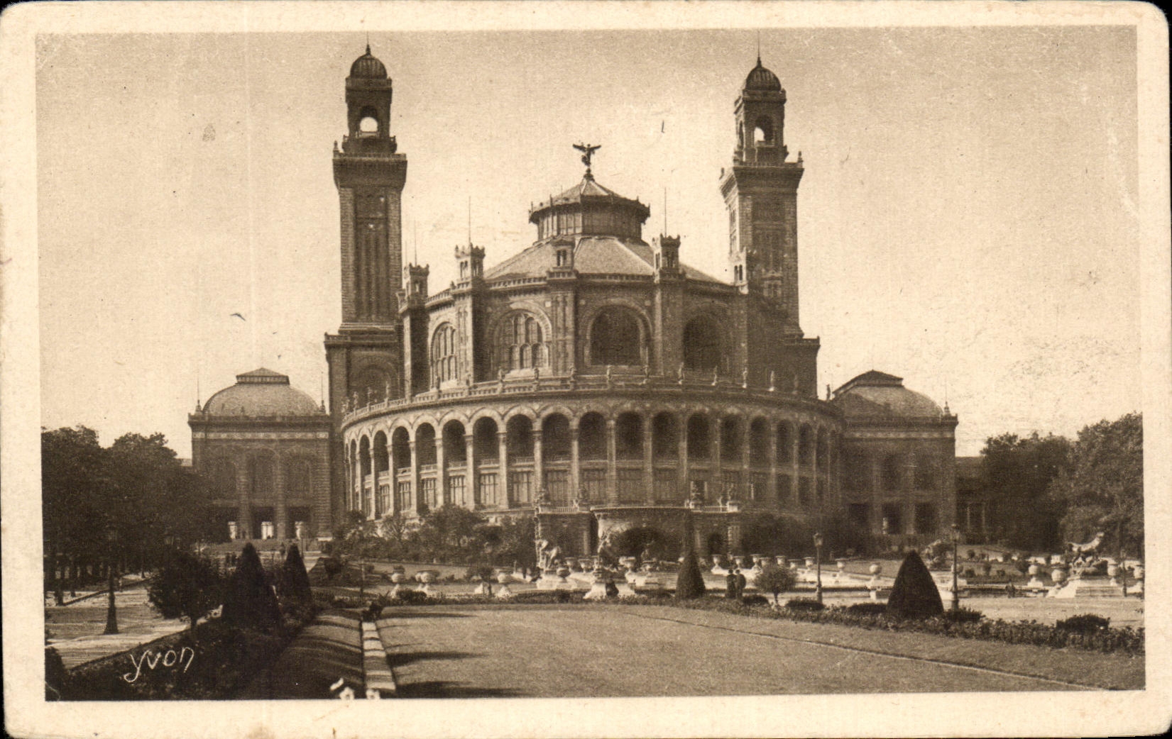 CPA Paris While Strolling the Palate of Trocadero