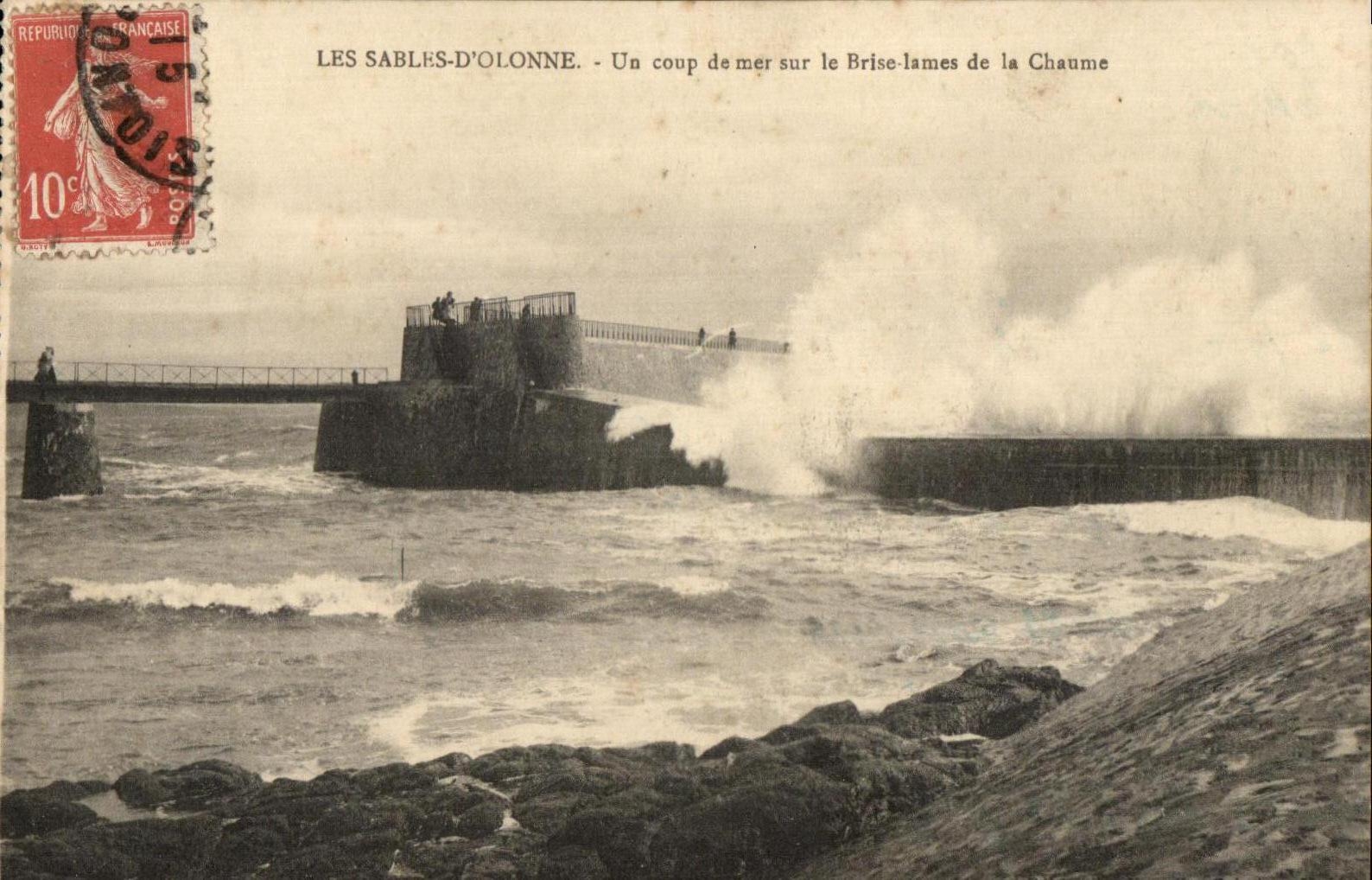 CPA Sables d'Olonne a Heavy swell On the Breeze Blades Of Thatch