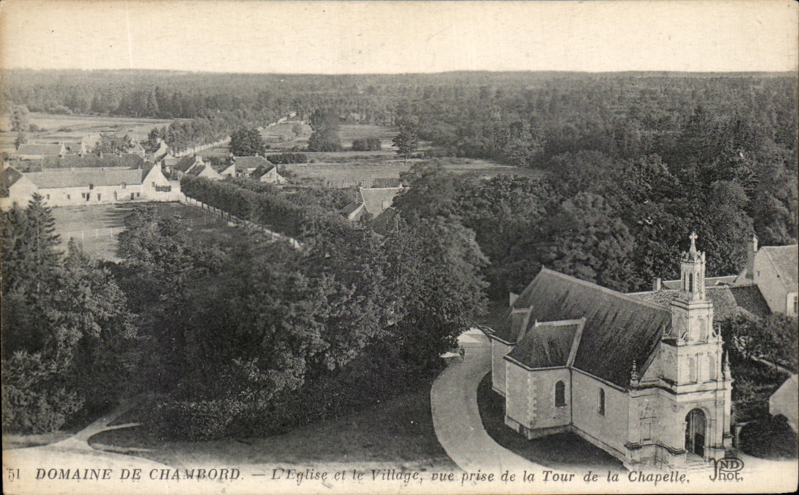 CPA Domaine De Chambord L'Eglise et le Village vue prise de la Tour de la Chapelle