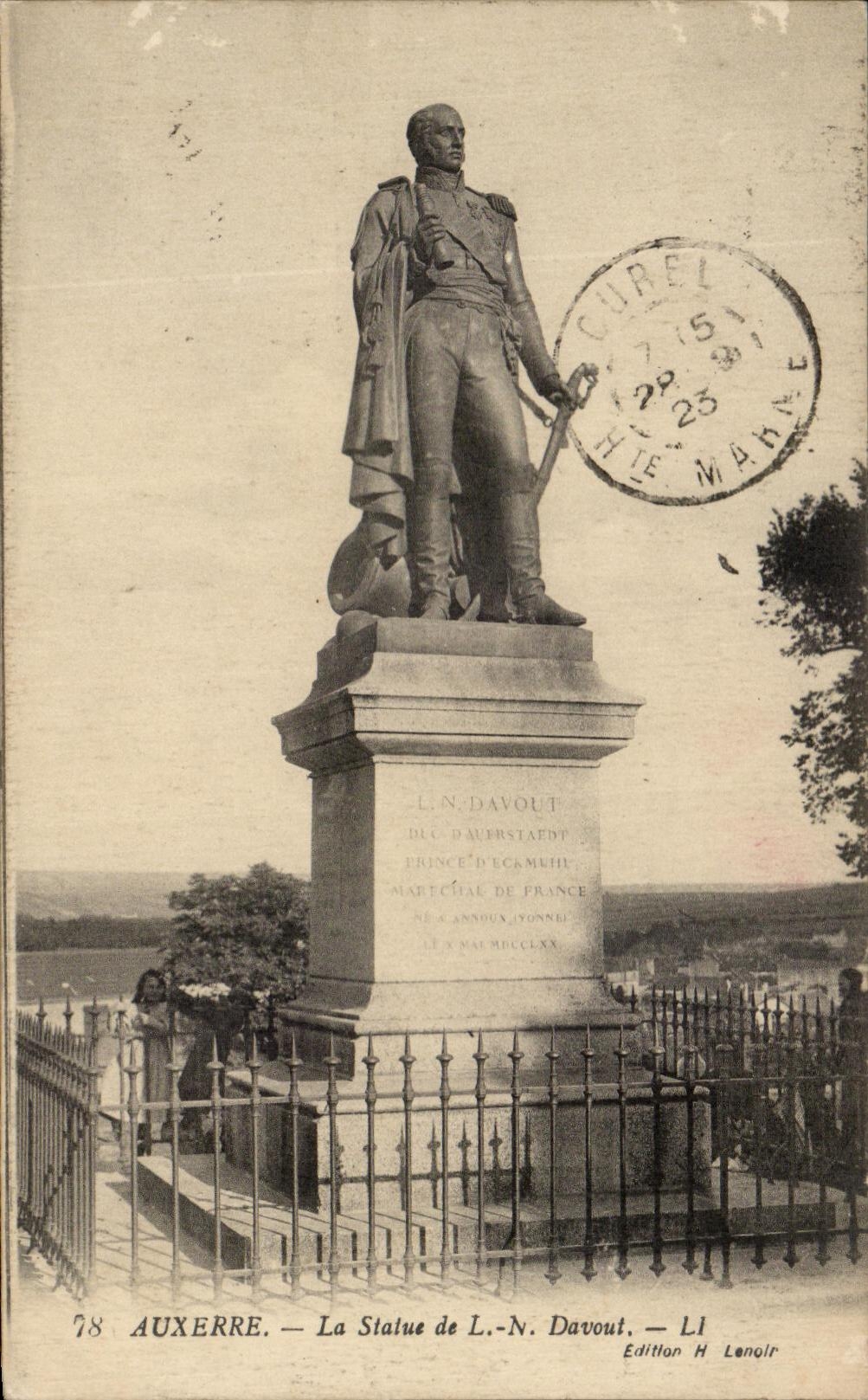CPA Auxerre La Statue de Davout Enfant