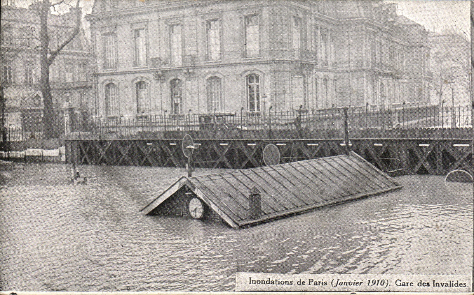 CPA Inondations de Paris Gare des Invalides