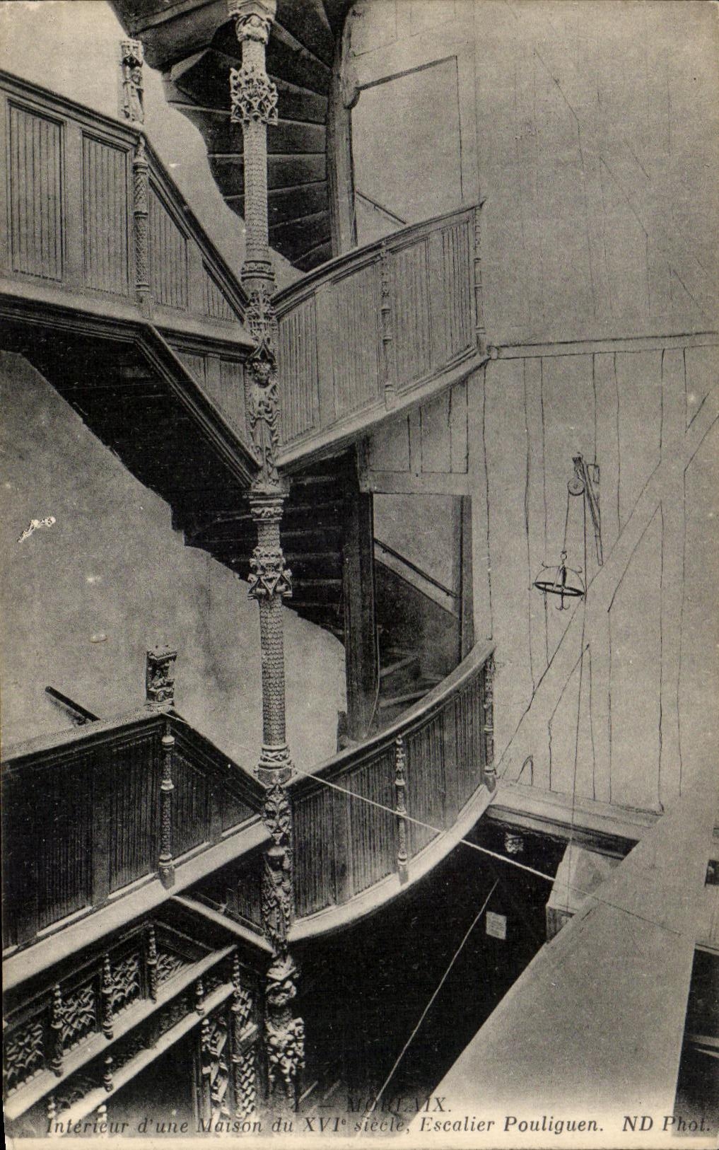 CPA Interieur d'une Maison du Escalier Pouliguen Morlaix