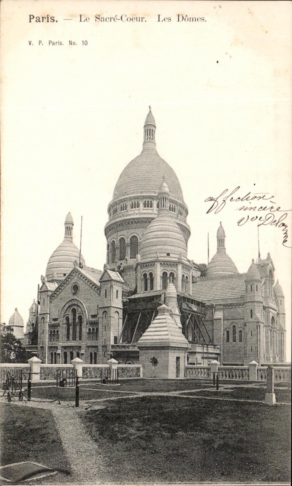 CPA Paris Le Sacre Coeur Les Domes Montmartre 