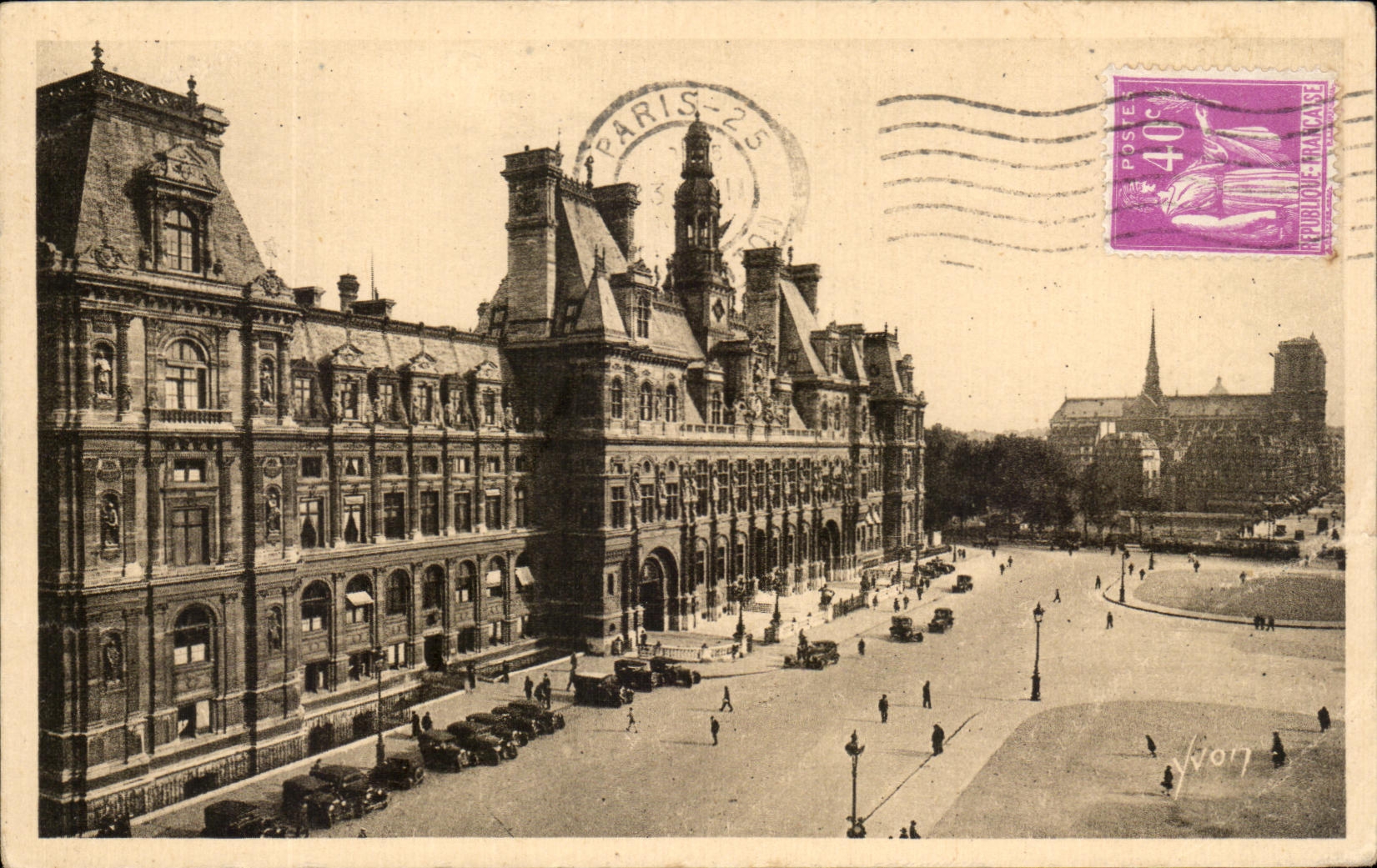 CPA Paris While Strolling the Town hall