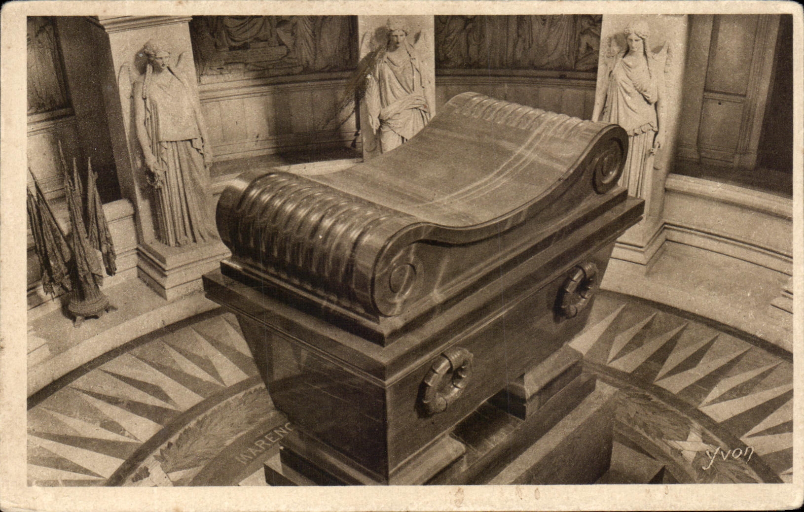 CPA Paris While Strolling Sarcohage of the Napoleon Emperor Invalides