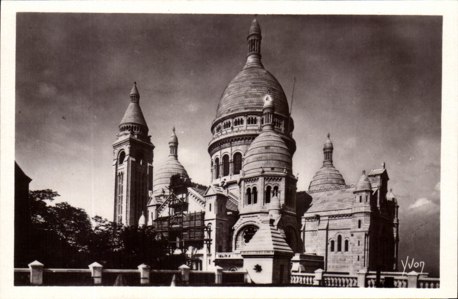 CPA Paris En Flanant la Basilique du Sacre Coeur Montmartre 