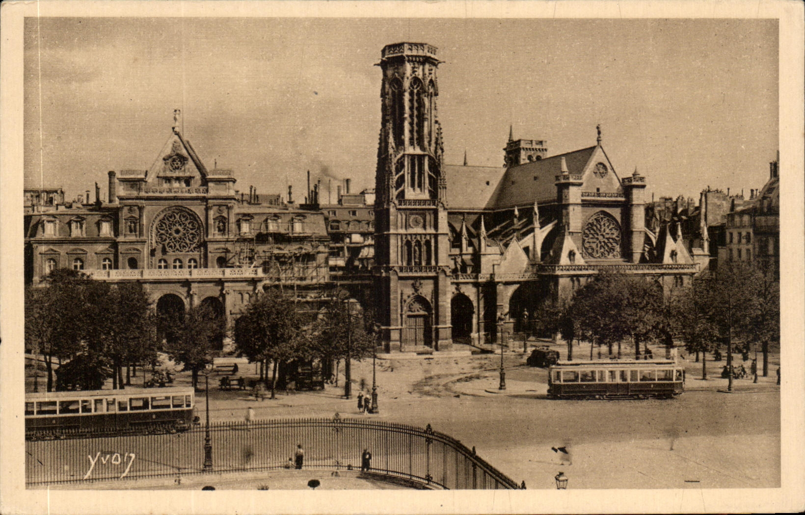 CPA Paris While Strolling the Church Saint Germain the auxerrois