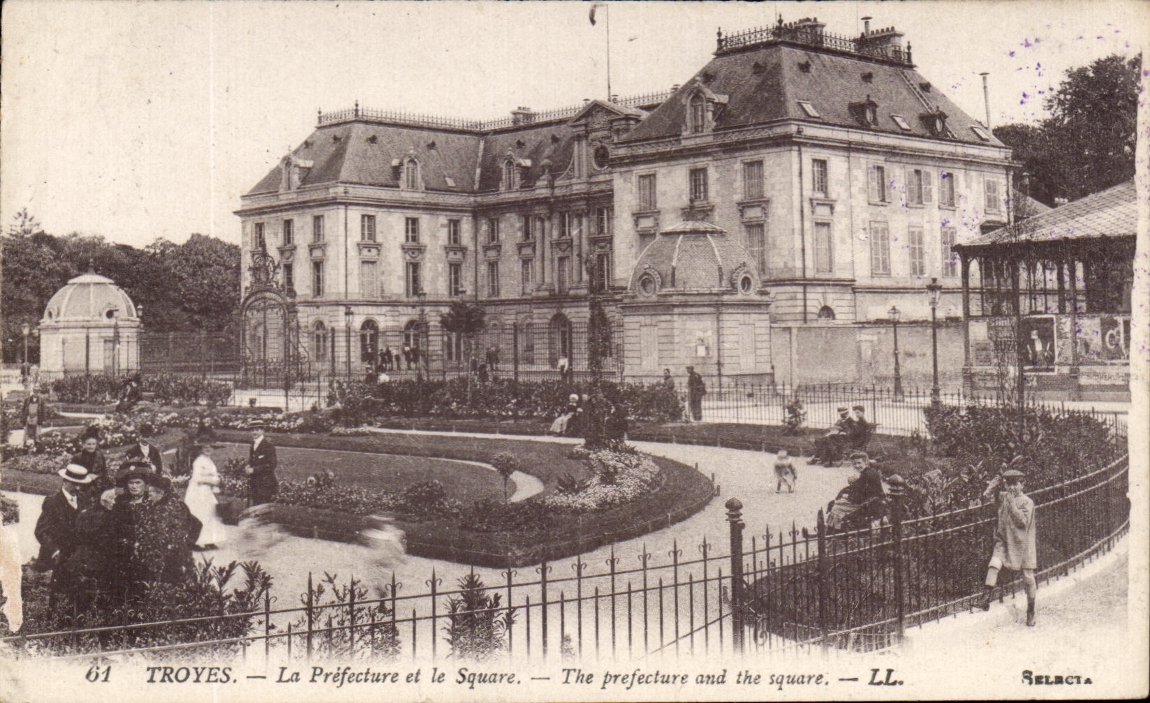 CPA Troyes La Prefecture et le Square