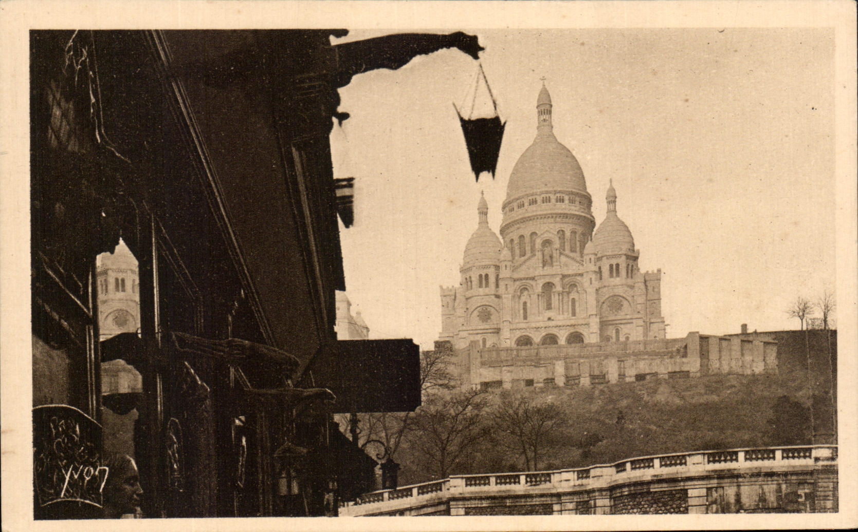 CPA Paris While Strolling the Sacring Heart seen of the street of Steinkerque Montmartre