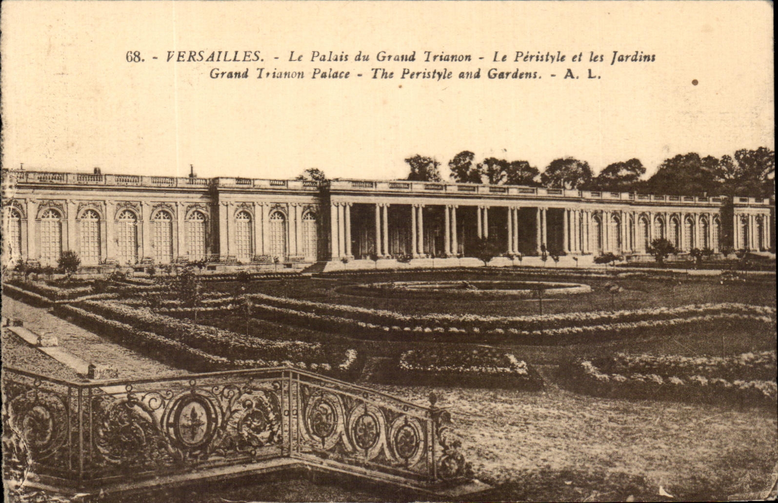 CPA Versailles Le Palais du Grand Trianon Le Peristyle et les jardins 