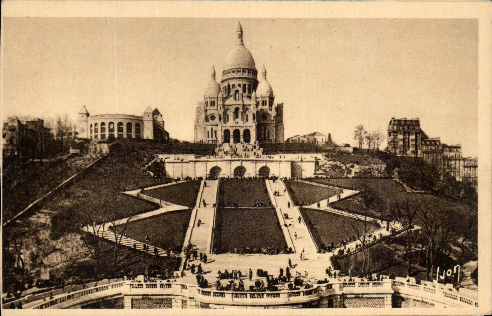CPSM Paris While Strolling View of the Sacring Montmartre Heart