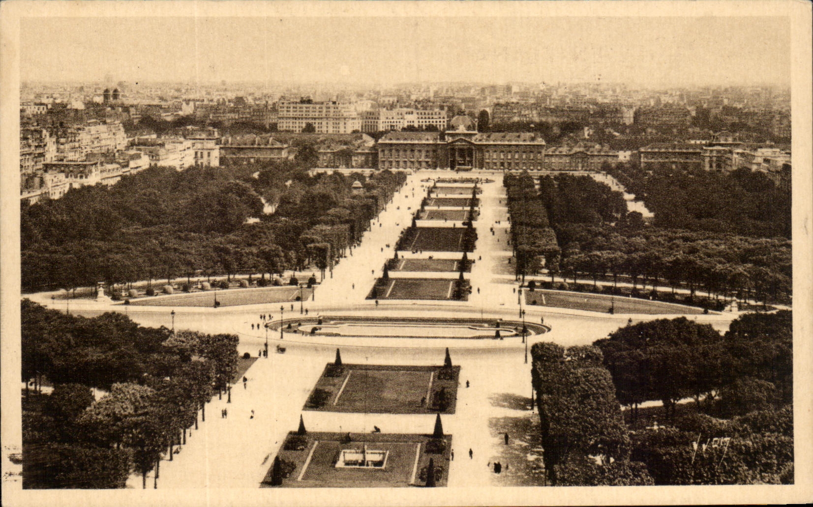 CPA Paris While Strolling the Field of March seen of the Eiffel Tower In the content the Military academy