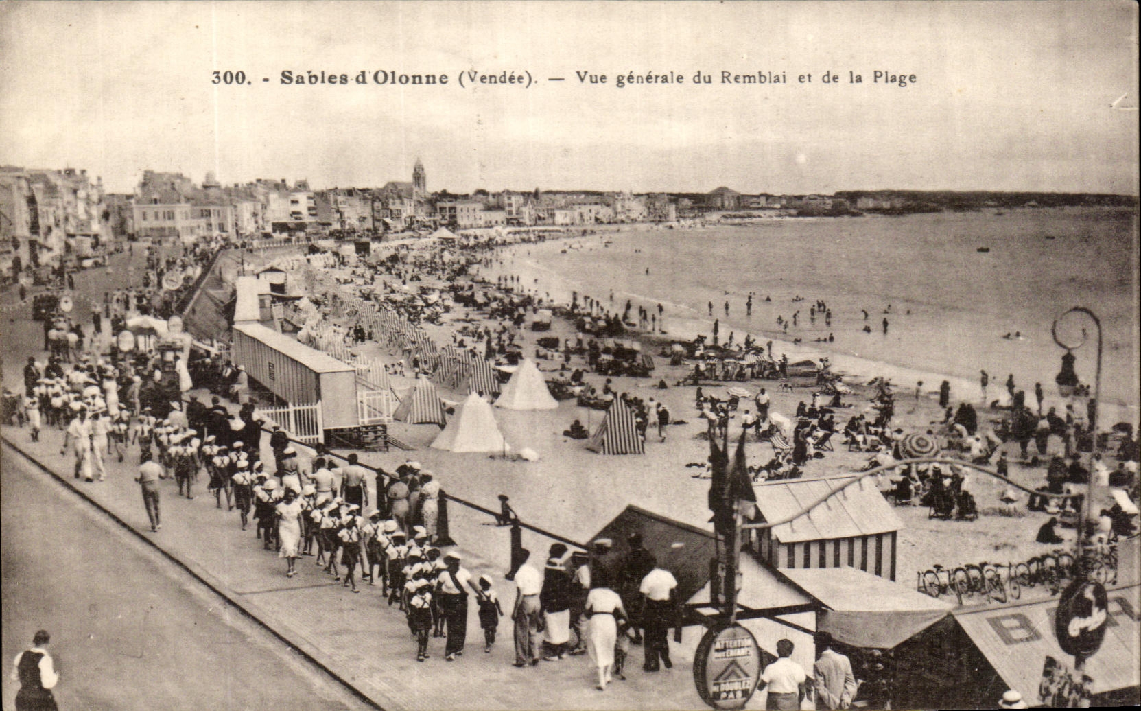 CPA Sables d'Olonne View of the Embankment and the Beach