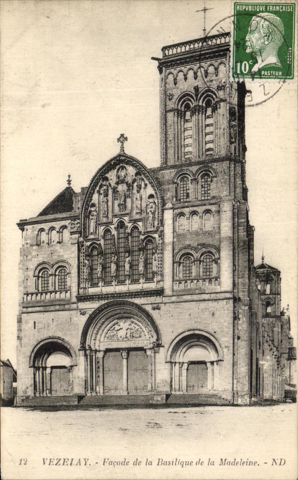 CPA Vezelay Frontage of the Basilica of the Madeleine