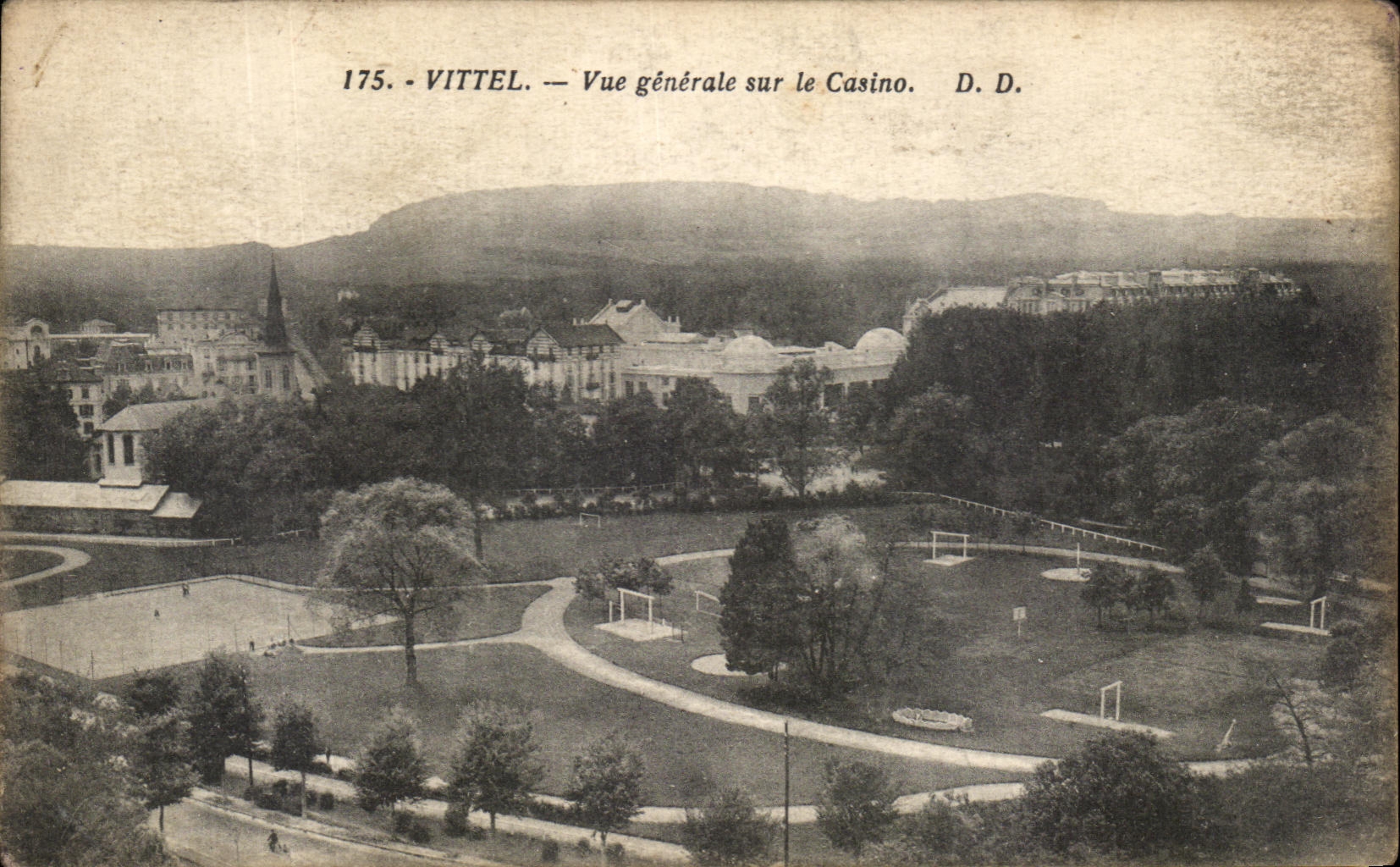 CPA Vittel Vue generale sur le Casino