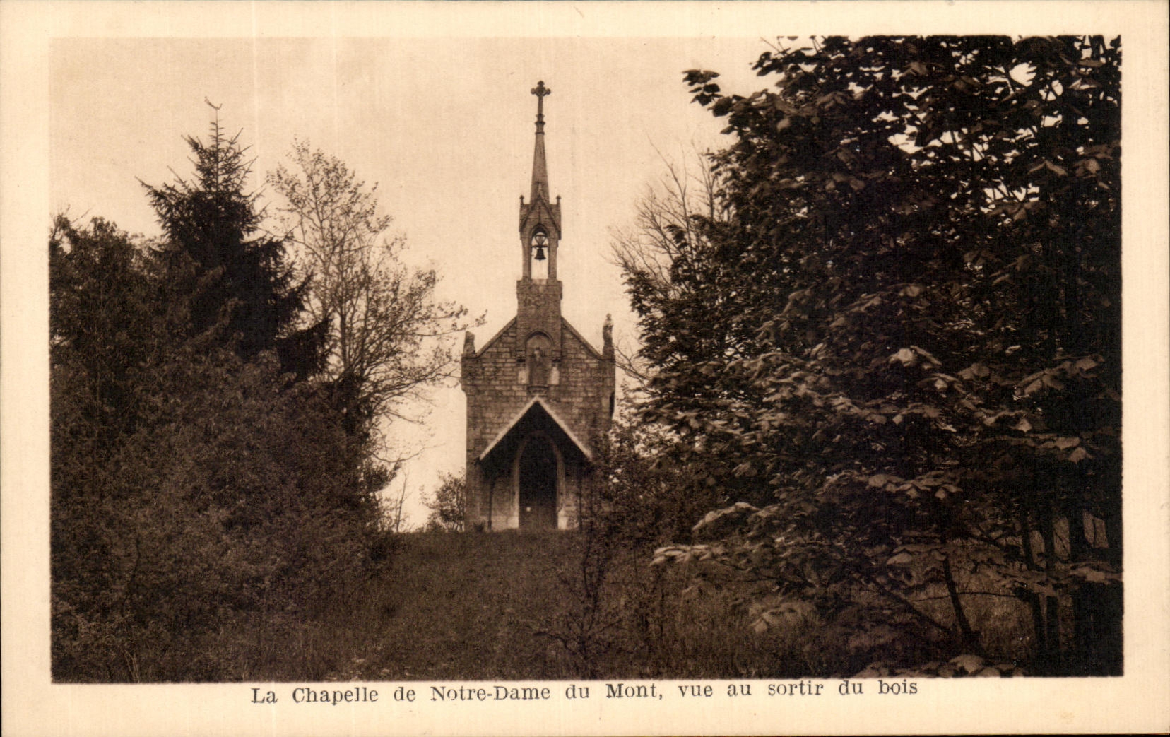 CPA La Chapelle de Notre Dame du Mont vue au Sortir du bois