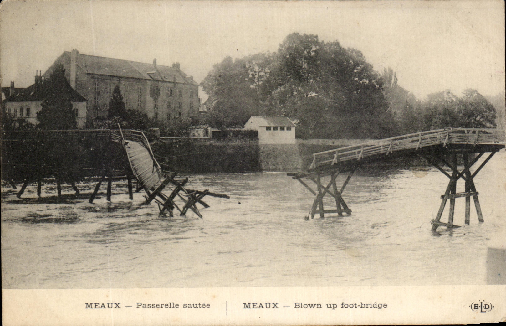 CPA Meaux Passerelle Sautee Militaria 