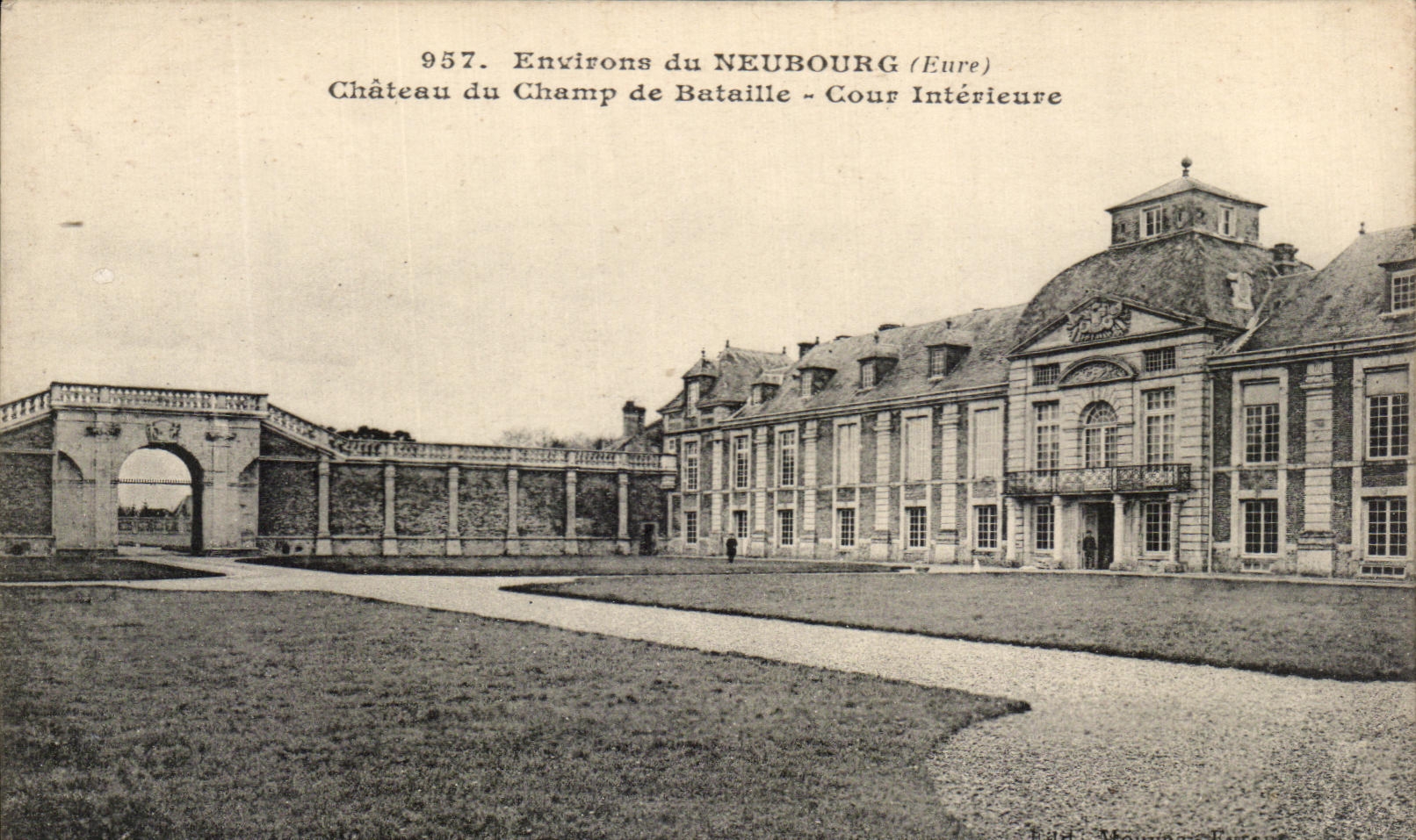 CPA Environs du Neubourg Chateau du Champ du Champ de Bataille Cour interieure