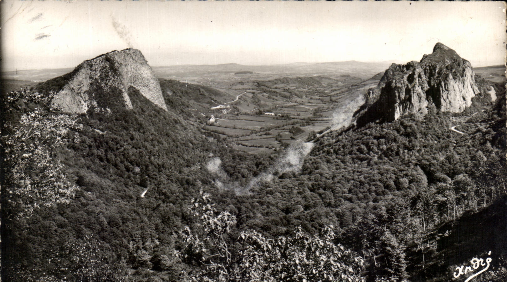 CPA the Beautiful Frenchwomen I' Auvergne Mont Gilds the rocks Tuiliere and Sanadoire and the valley of Rochefort