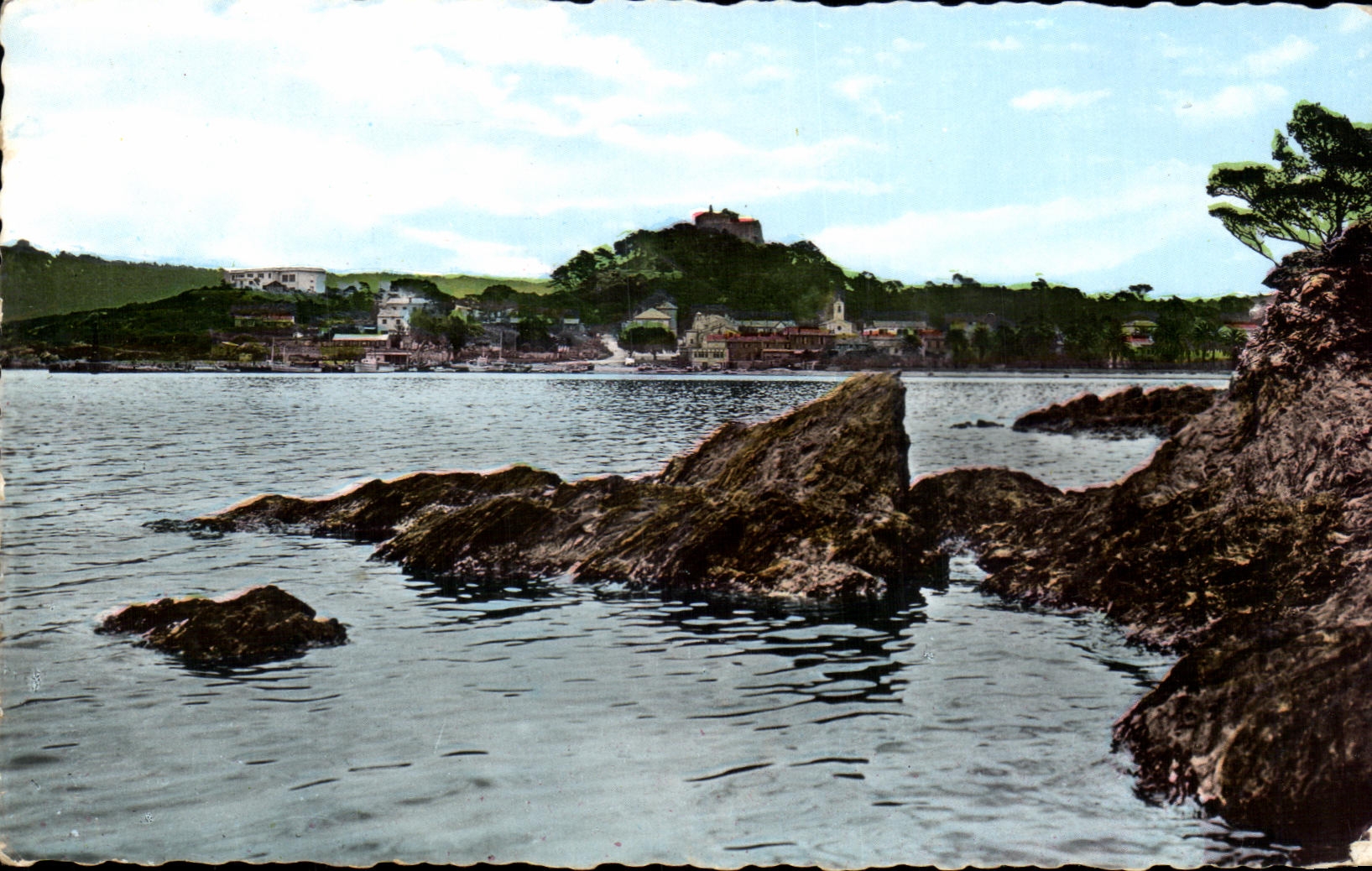 CPSM Porquerolles Le village Le Port Et E Gauche l'Ecole De Radar