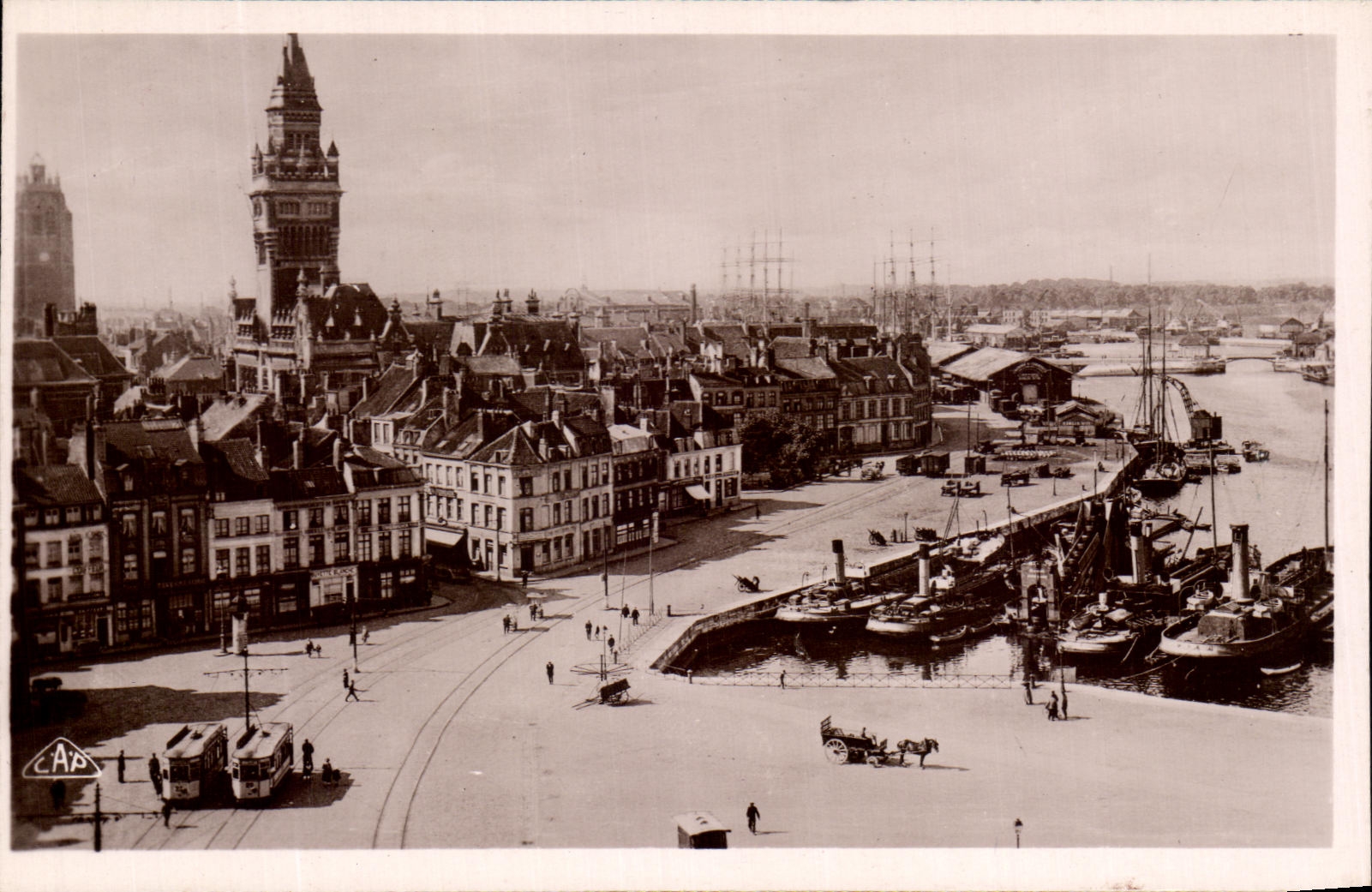 CPA Dunkerque vue generale Bateaux