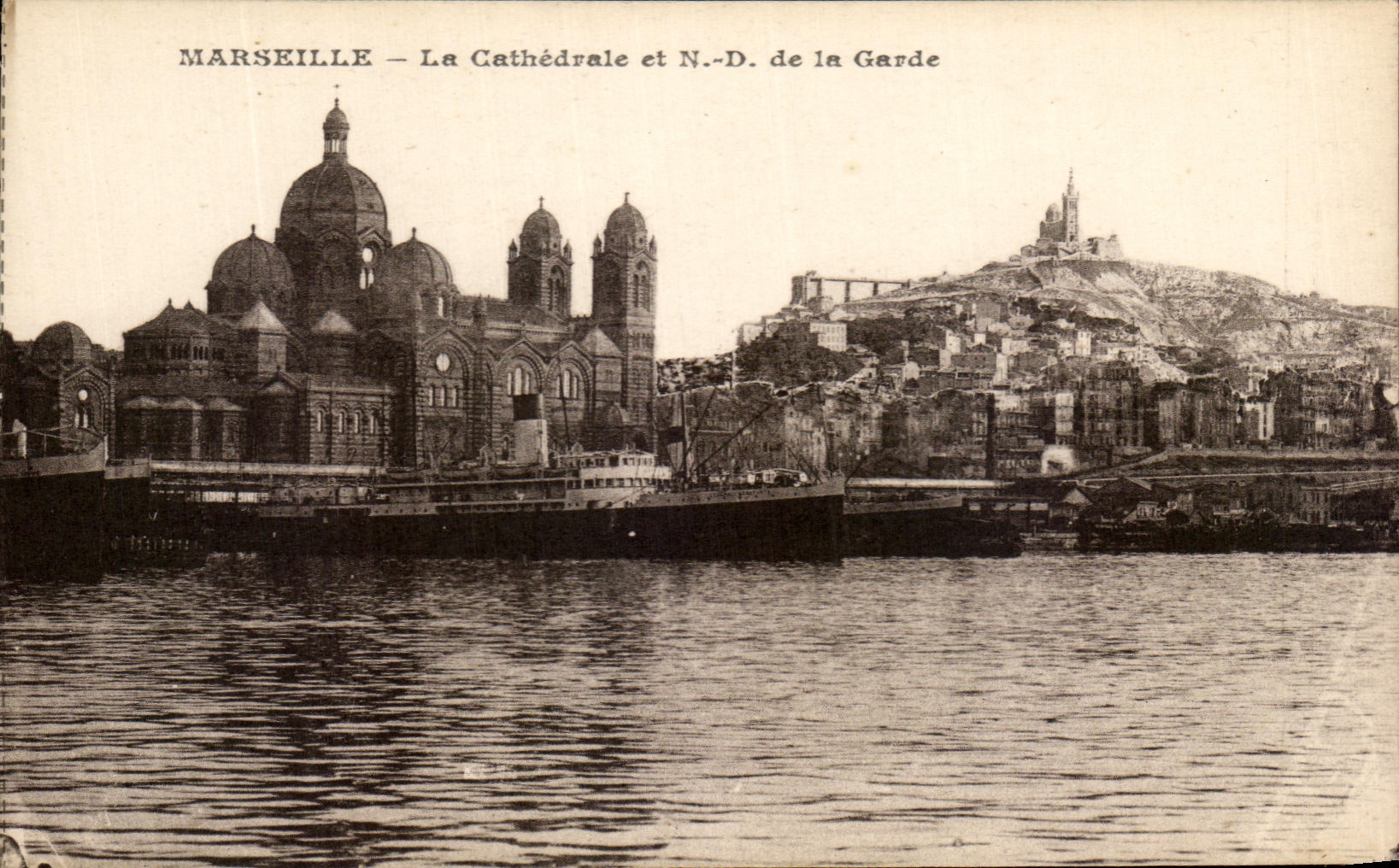 CPA Marseille La Cathedrale Et ND De La Garde Bateau