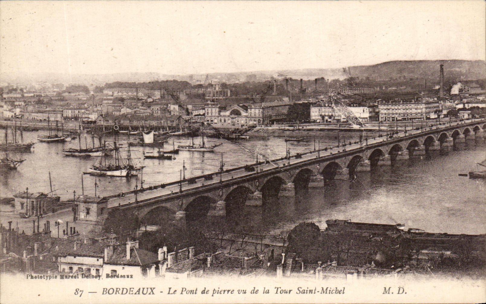 CPA Bordeaux the Bridge of Pierre seen of the Tower Saint Michel Boats