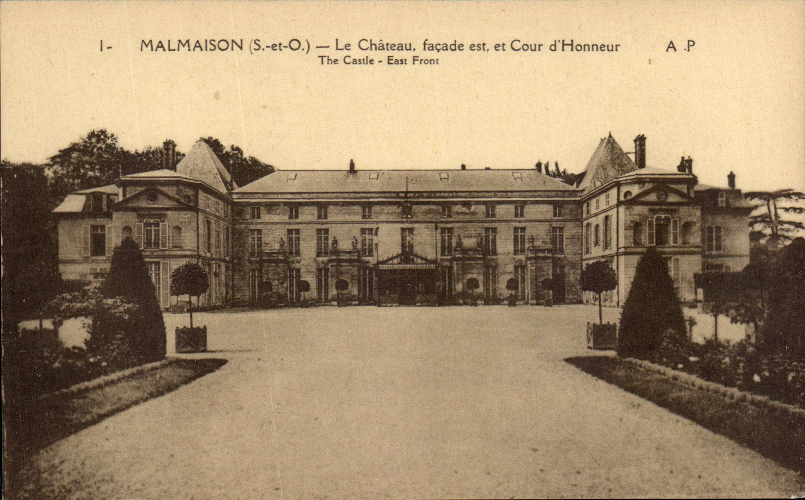 CPA Malmaison the Castle frontage is and Main courtyard