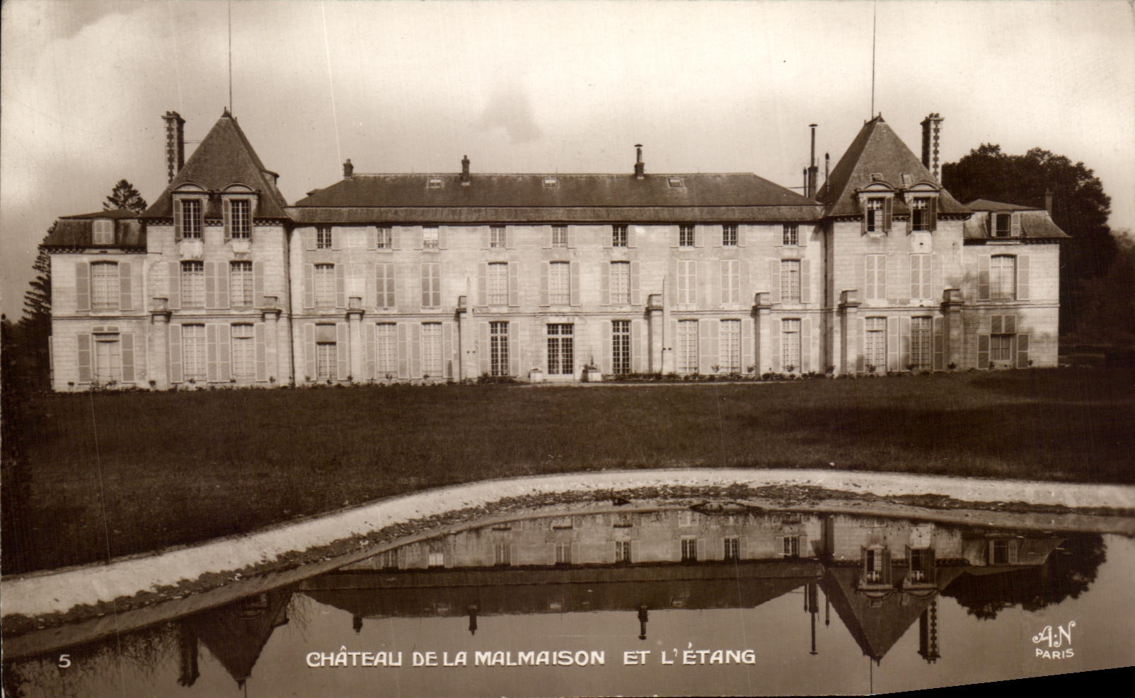 CPA Castle of Malmaison And the Pond