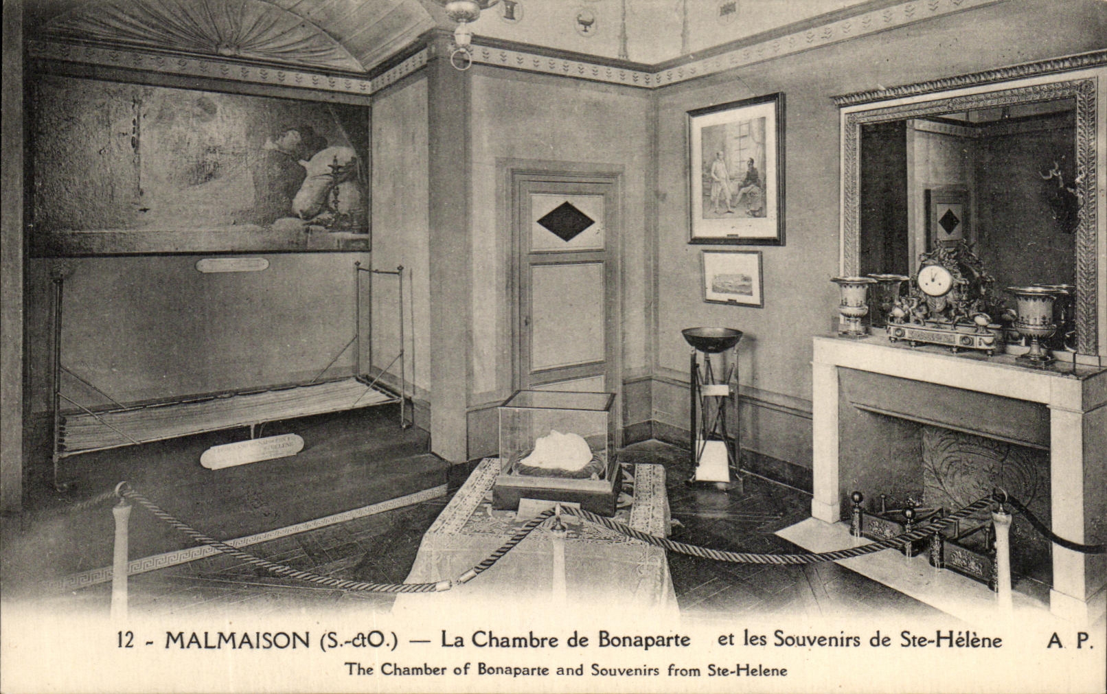 CPA Malmaison the Room of Bonaparte and Souvenirs of co Helene The Chamber off Bonaparte and Napoleon Souvenirs 1st