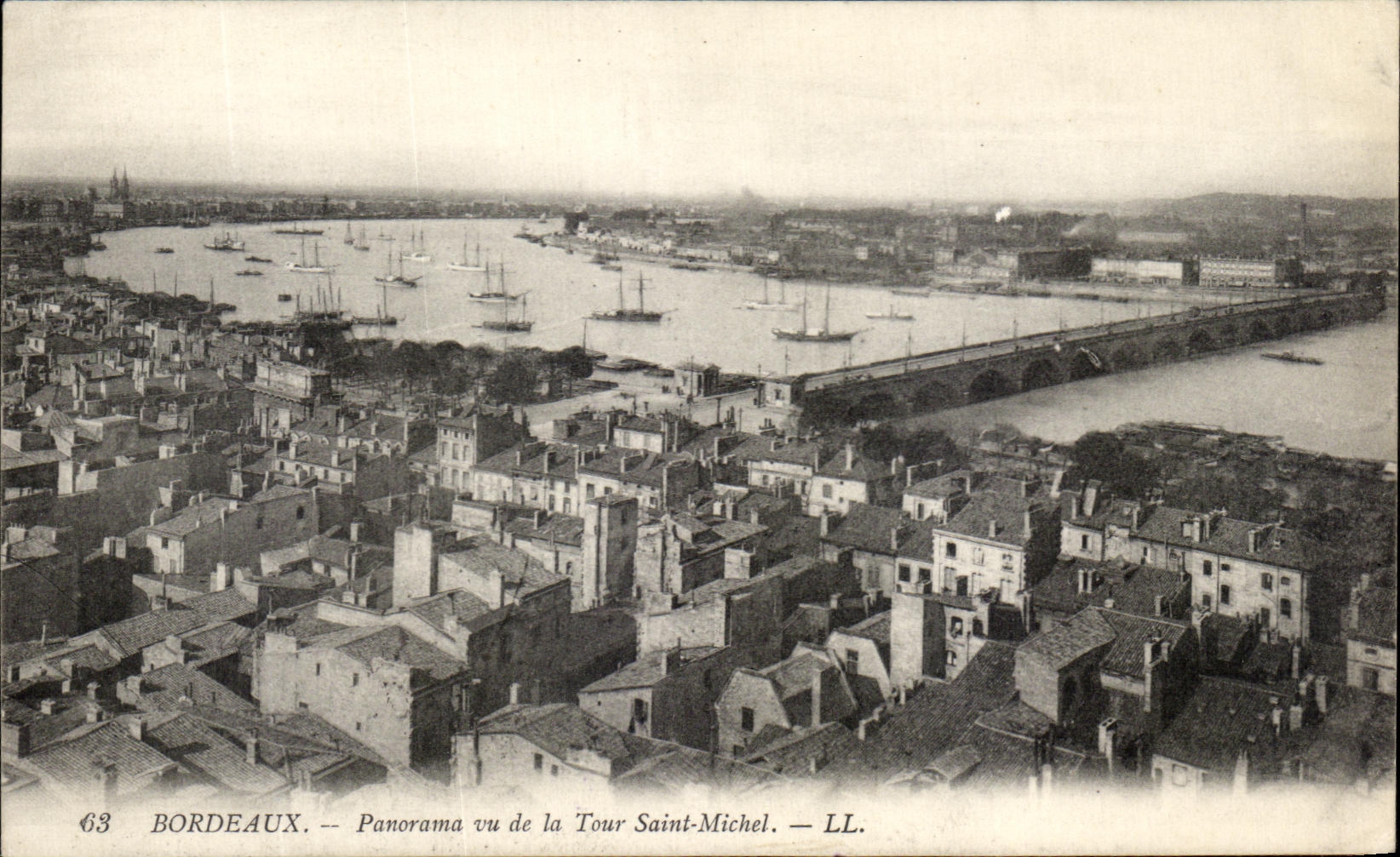 CPA Bordeaux Panorama seen of the Tower Saint Michel Boats