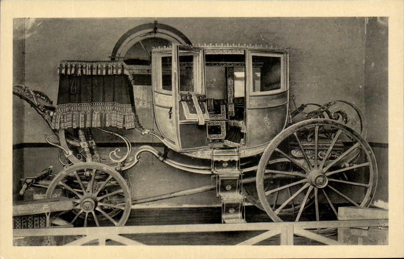 CPA Castle De Malmaison the Opal Conveys which brought back Josephine has Malmaison after its divorce