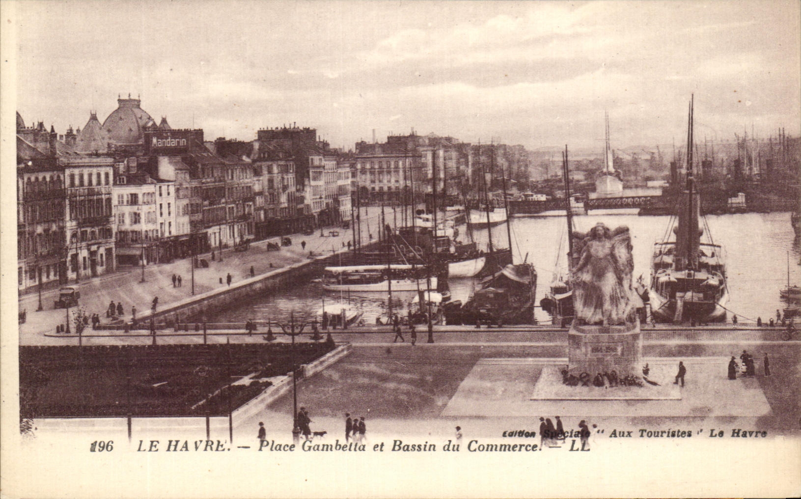 CPA Le Havre Places Gambetta and Bassin the Commercial Boats