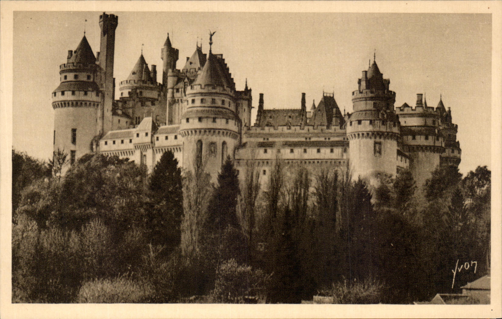 CPA Pierrefonds Le Chateau cote Est