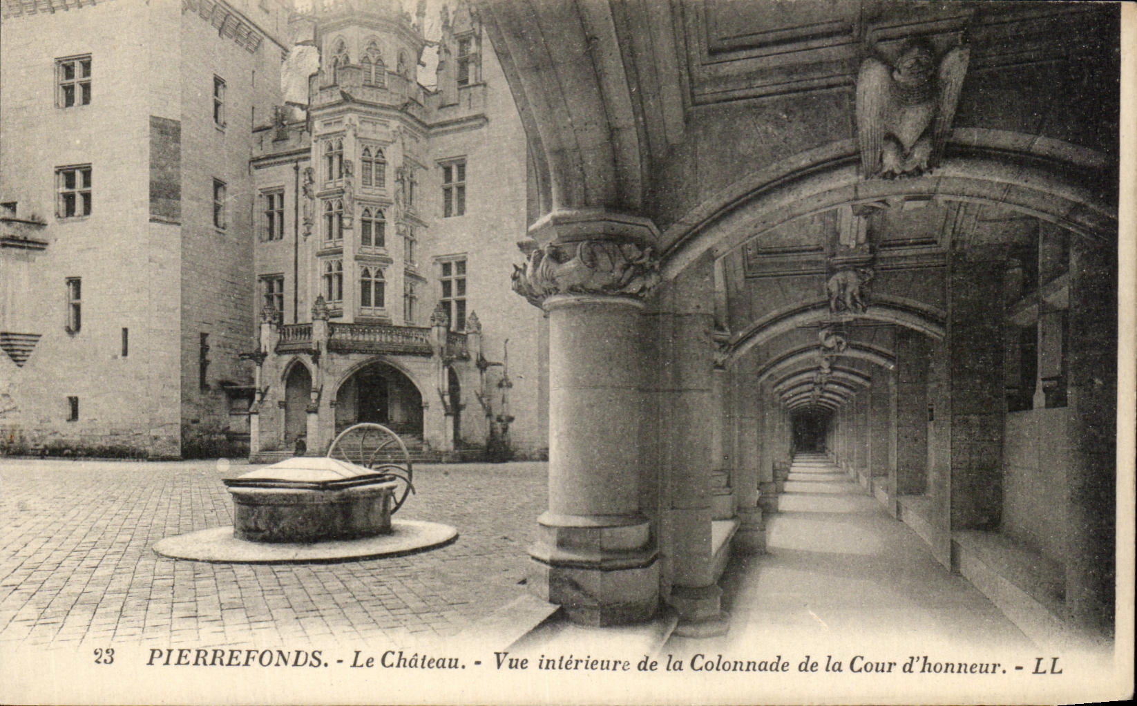 CPA Pierrefonds Le Chateau Vue interieure de la Colonnade de la Cour d'honneur