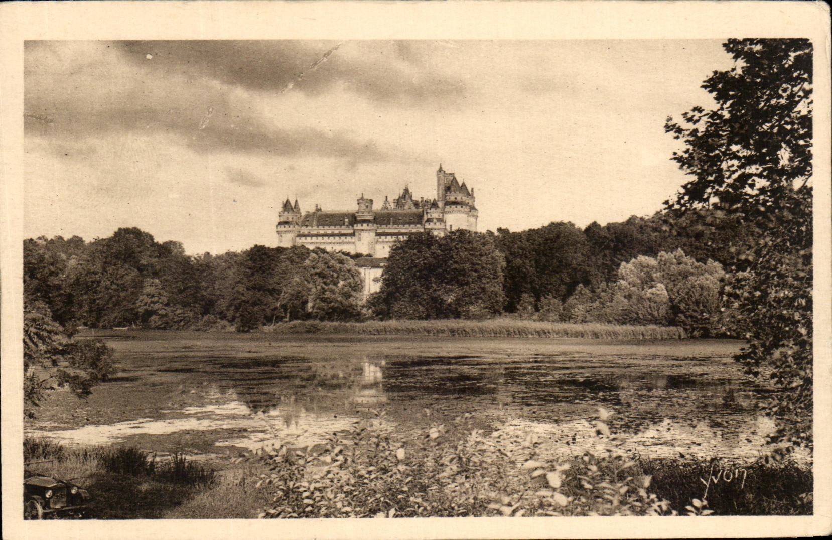 CPA Chateau De Pierrefonds Vue generale Prise de l'Etang