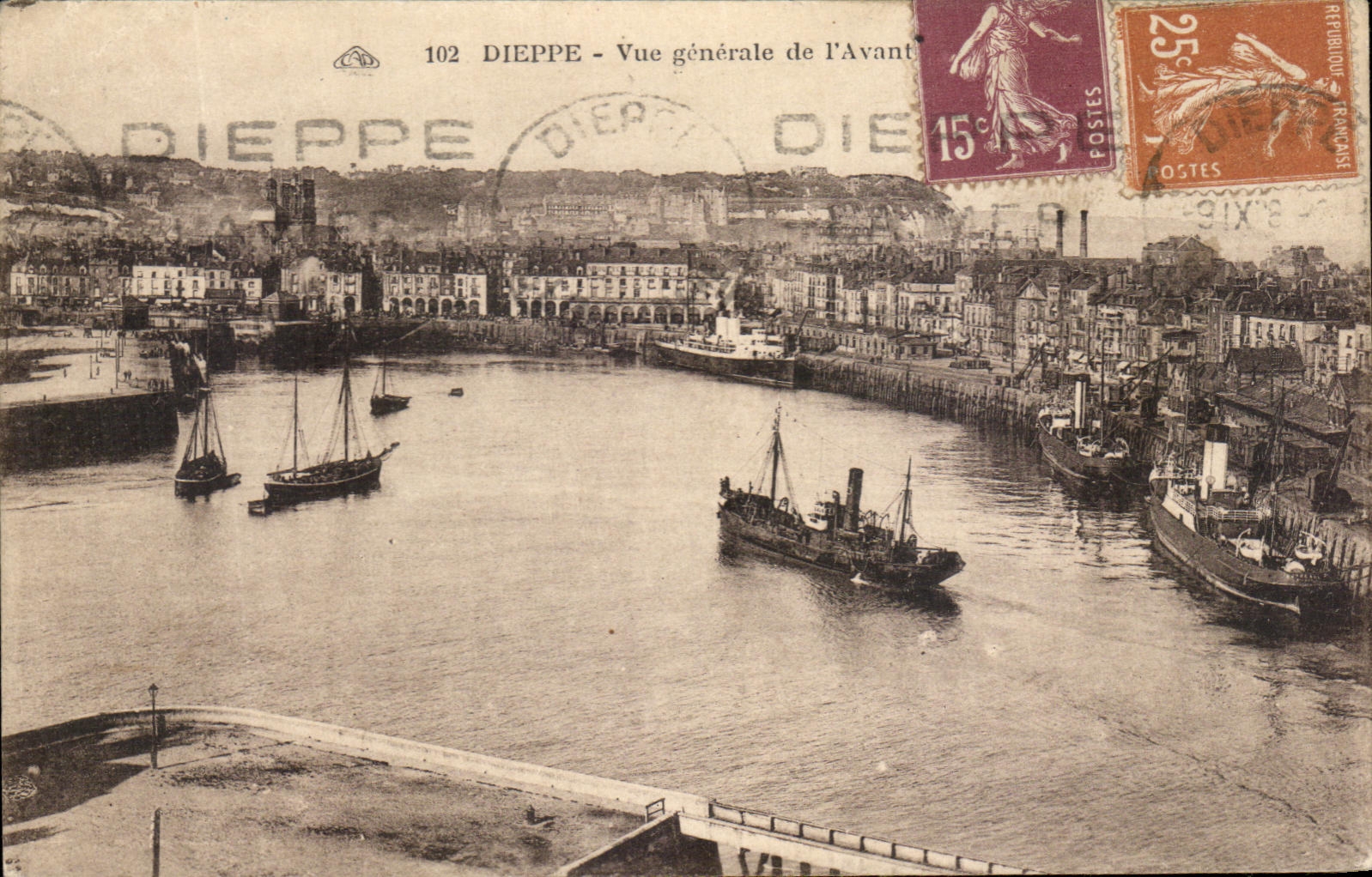 CPA Dieppe Vue generale Bateaux
