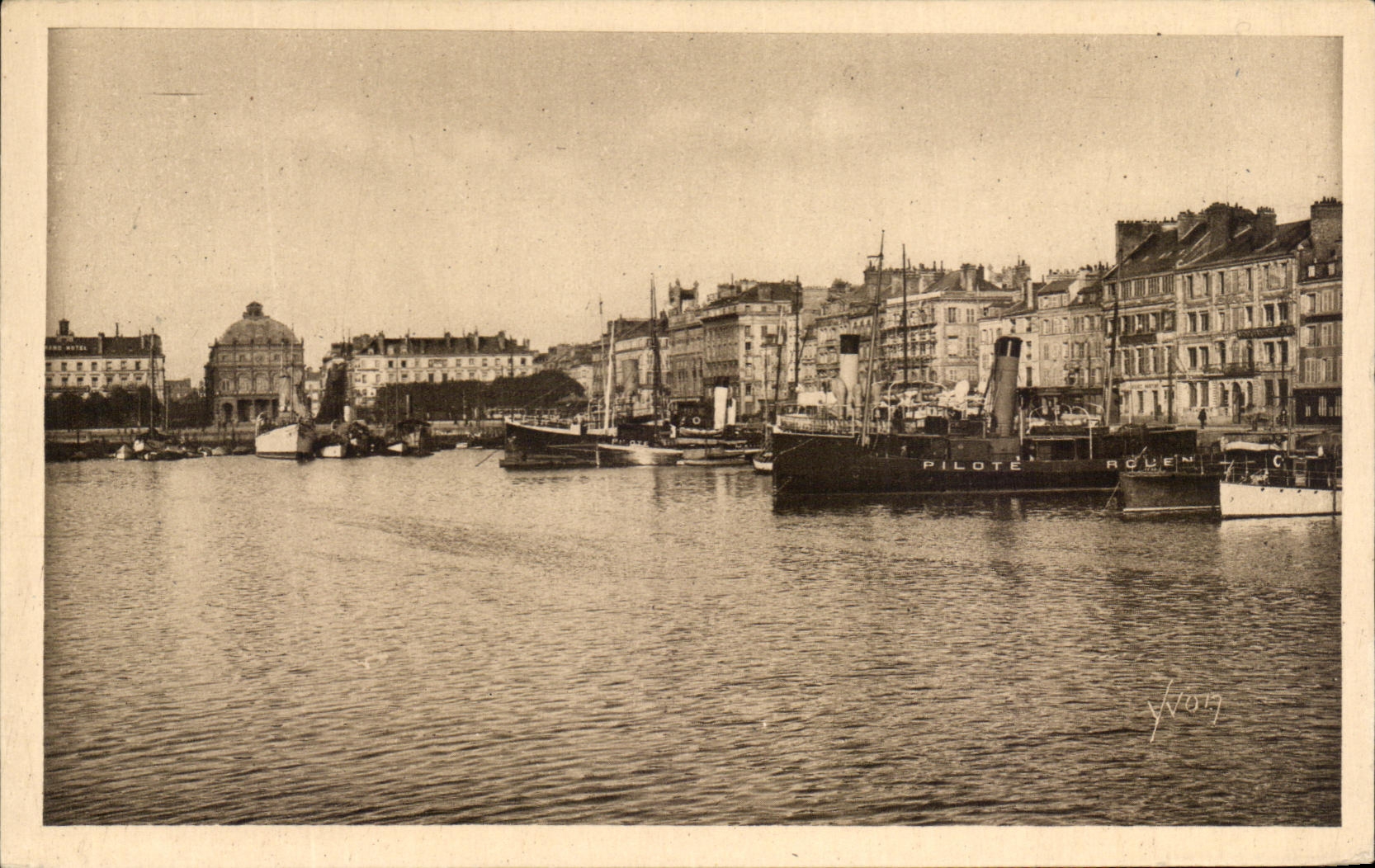 CPA La Douce France Le Havre Le bassin du Commerce Bateaux