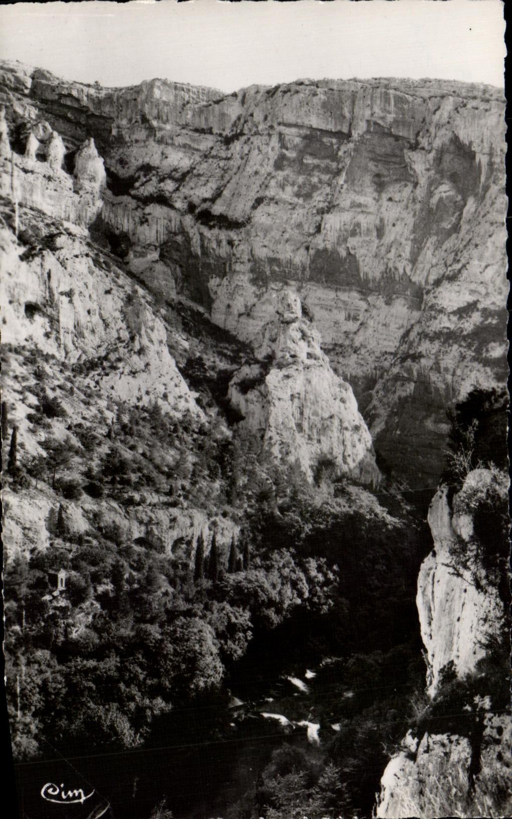Fuente de CPSM de Vaucluse la roca grande y el valle