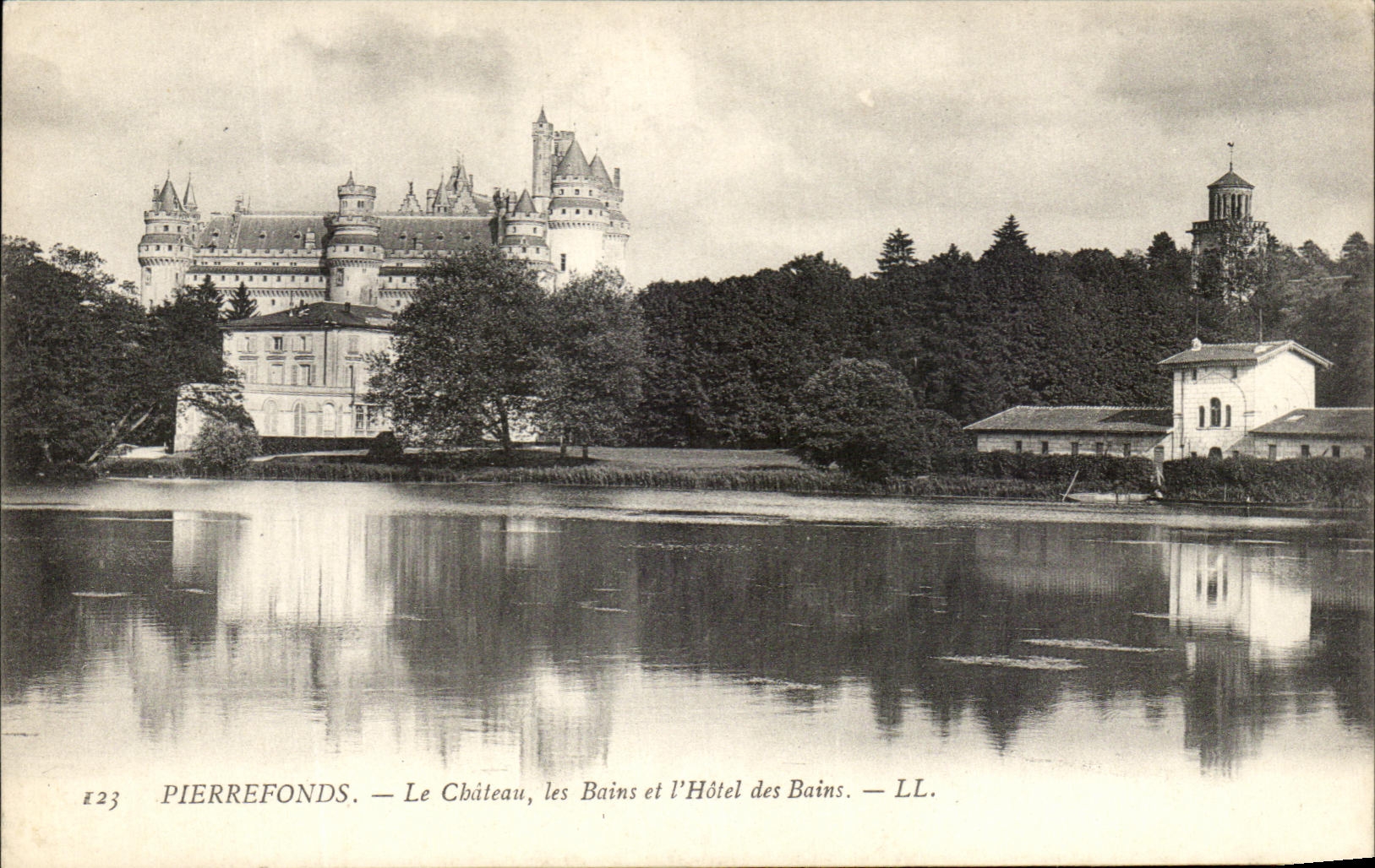 CPA Pierrefonds Le chateau Les Bains Et l'Hotel Des Bains