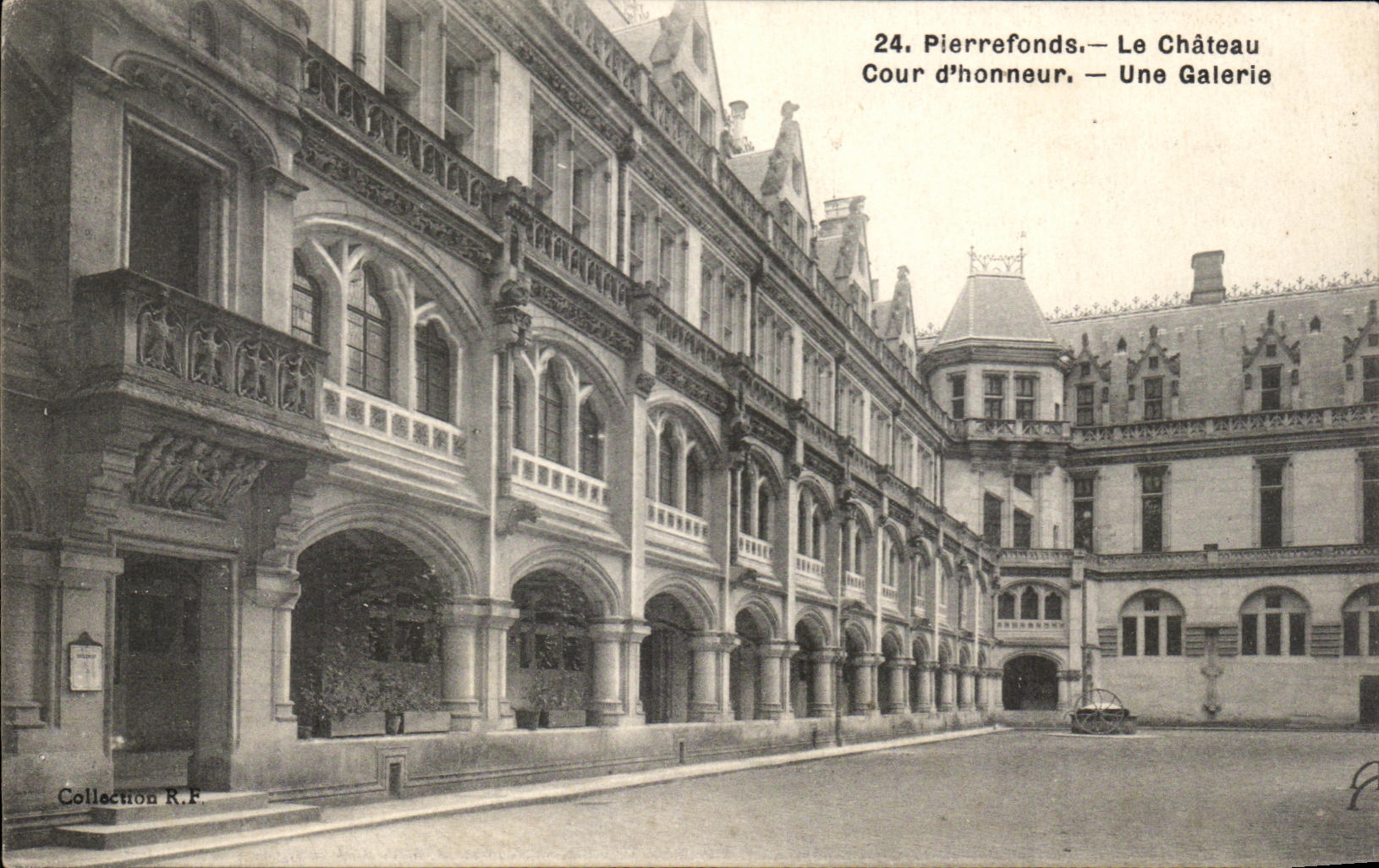 CPA Pierrefonds Le Chateau Cour D'Honneur Une Galerie