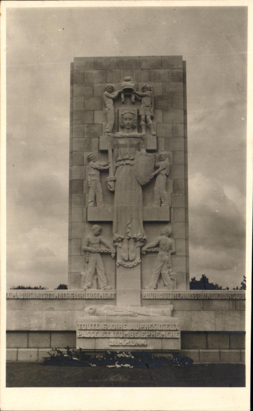 CPA Monument aux morts Militaria