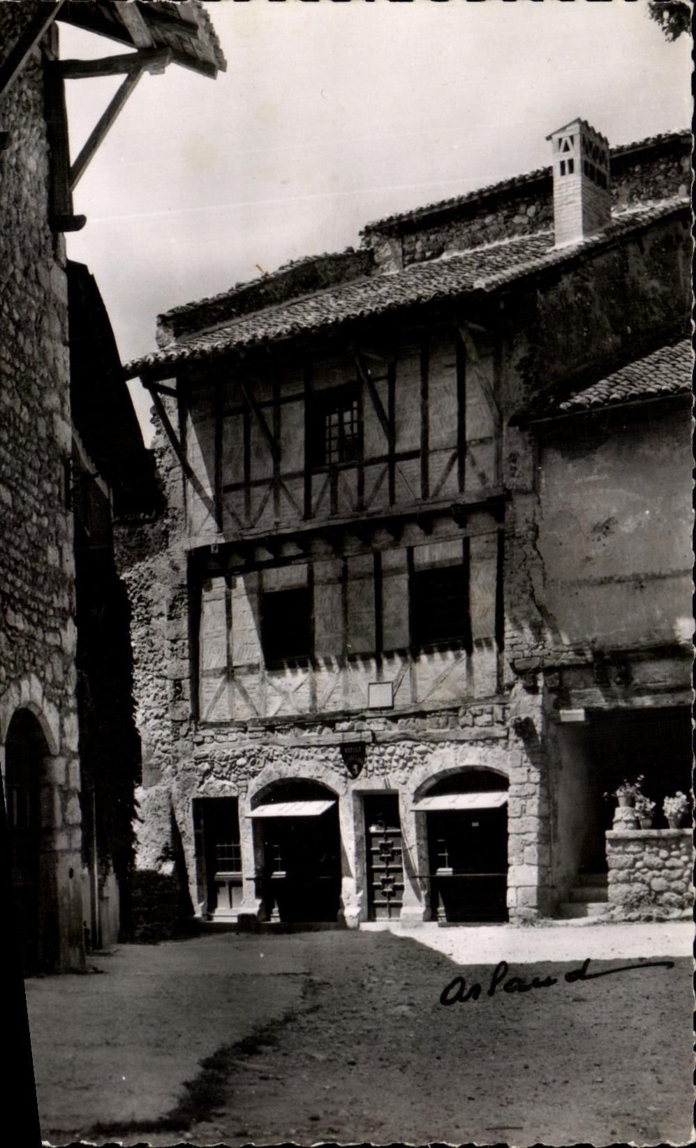 CPSM Cite medievale de Perouges Maison a encorbellement sur la Place atelier de tisserand