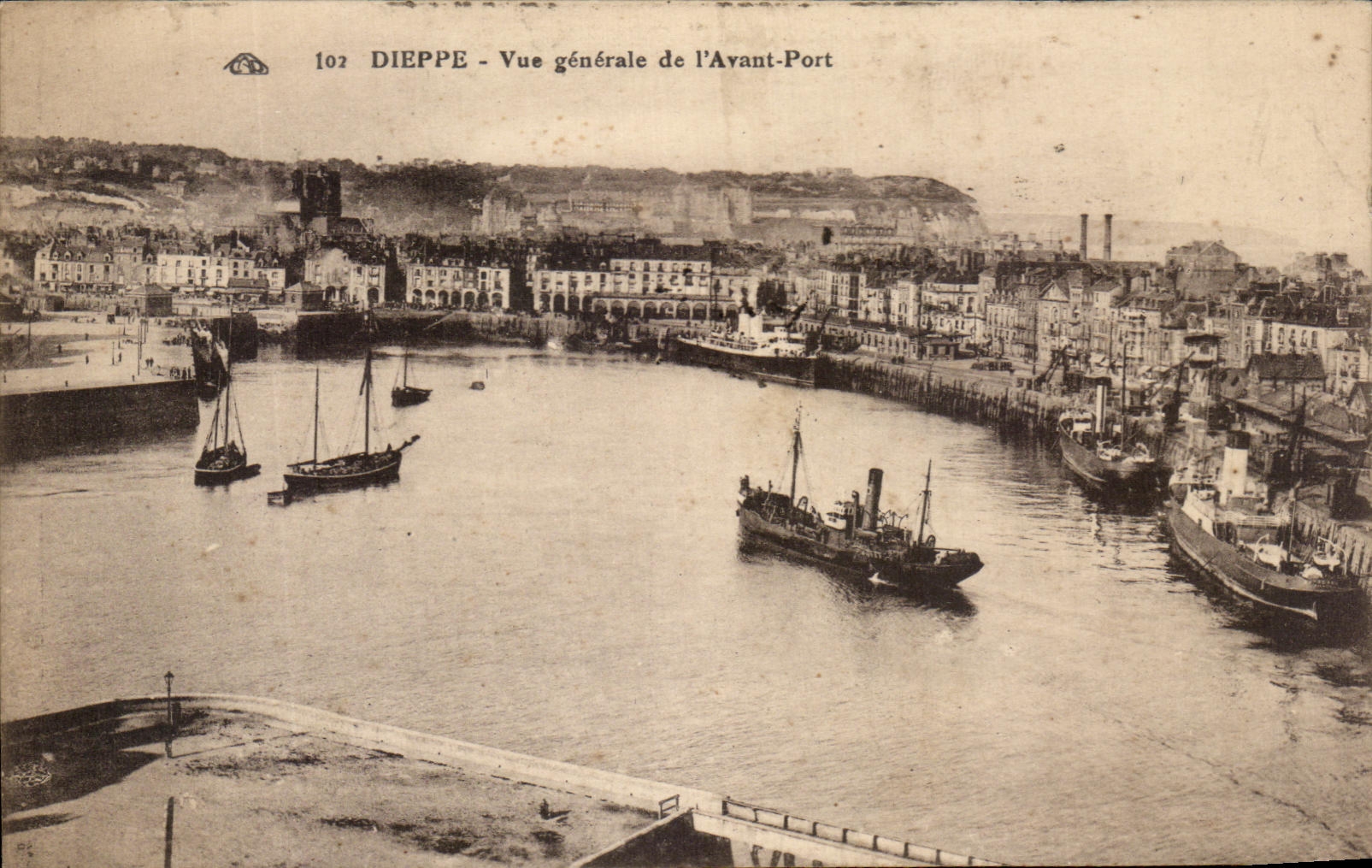 CPA Dieppe Vue generale de l'Avant Port Bateaux